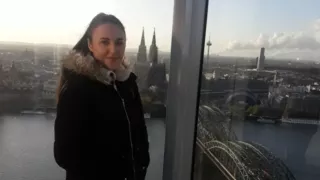 Maida an einem Aussichtspunkt mit Blick auf den Kölner Dom.