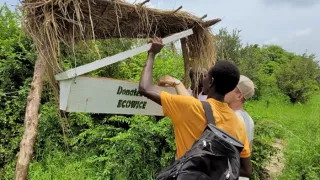 Jonas und sein Kollege kontrollierten bei dem fsj im Bereich Naturschutz in Tansania lebende Zäune aus Bienen.