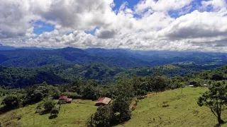Ausblick auf die Region Talamanca in Costa Rica, wo Liam seine Freiwilligenarbeit mit Indigenen macht.