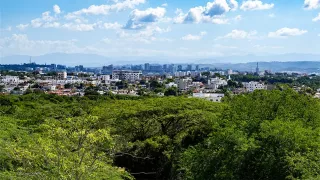 Landschaftliches Bild: Im Hintergrund ist die Stadt Santiago de los Caballeros zu sehen.