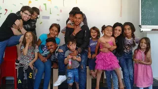Gruppenfoto von Jasmina mit den anderen Kindern aus den Tranzit und den Betreuerinnen und Betreuern.