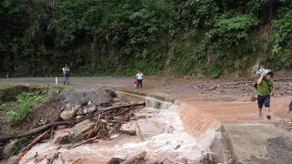 Eine überschwemmte Straße, die von einem Erdrutsch zerstört wurde.