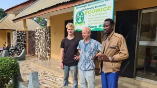 Zwei fsj-Freiwillige stehen mit ihrem ECOWICE Kollegen vor dem Büro in Morogoro. Die Organisation Environmental Conservation for Wildlife and Community Enterprise hat Projekte im Bereich Tierschutz, Naturschutz, Forstwirtschaft und Ernährungssicherung