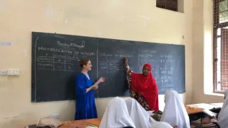 Hannah hat ihren Freiwilligendienst auf Sansibar gemacht. Ihre Erfahrungen sammelt Sie beim unterrichten zusammen mit der tansanischen Lehrerin Rahiba Bakari Masoud.