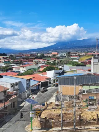 Im Bild ist die Stadt San Jose umgeben von den Bergen des Valle Central zu sehen, wo Antonia ihre Freiwilligenarbeit auf Costa Rica macht.