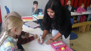 Anitha im Klassenzimmer.