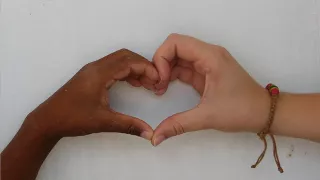 Ein Herz geformt aus zwei Händen.