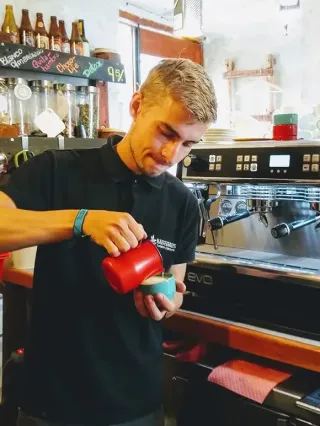 Sebastian bei der Zubereitung eines Cappuccinos.