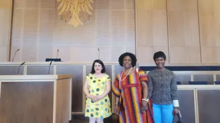 Anita steht neben zwei Frauen im Parlament in Frankfurt.
