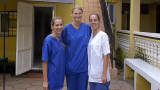 Die drei weltwärts Freiwilligen stehen vor der Klinik.