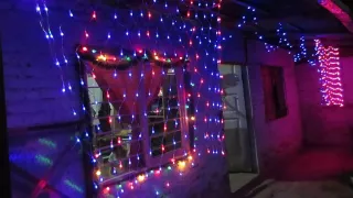 Weihnachtlich geschmücktes Haus mit vielen Lichterketten.