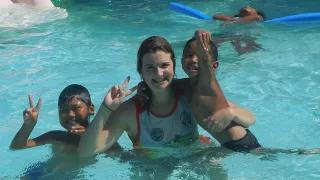 Sarah Marie mit zwei Kindern im Schwimmbecken