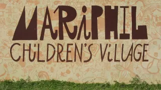 Der Schriftzug „Mariphil Kinderdorf“ auf einer Mauer