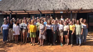Eine Gruppe Freiwilliger des Deutsch-Südafrikanisches Jugendwerk e.V. (DSJW) posiert für ein Gruppenbild.