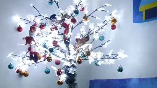 Weihnachtlich geschmückte Plastikpalme