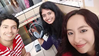 Selfie mit vier anderen Freiwilligen. Anitha hält Kopfhörer in der Hand.