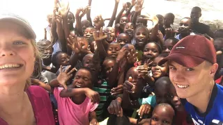 Anna und Louis machen ein Selfie mit den Kindern der Eenhana Primary School