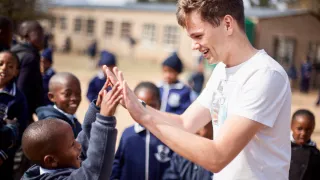 Leif Habermann während seines Freiwilligendienstes an der Kingsgate Primary School in Mafeteng.