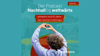 Podcast Folgencover mit Text: weltwärts wird 15 Jahre - Das Festival in Göttingen. Von hinten ist ein Mann zu sehen, der seine Finger zu einem Herz formt.