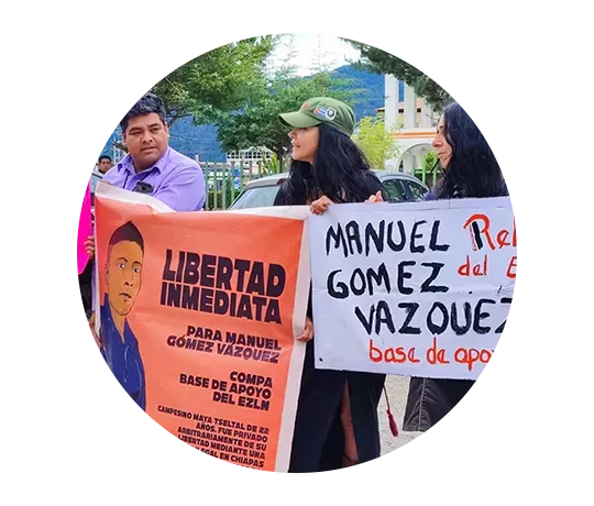 Drei Personen mit Plakaten bei einer Demonstration in Chiapas, Mexiko, wo Emilia ihr FSJ im Bereich der Pressefreiheit und des Journalismus macht.