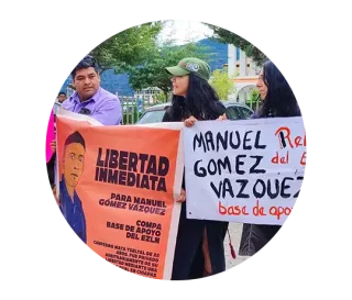 Drei Personen mit Plakaten bei einer Demonstration in Chiapas, Mexiko, wo Emilia ihr FSJ im Bereich der Pressefreiheit und des Journalismus macht.