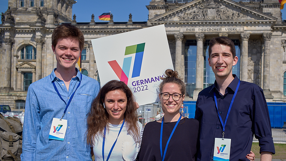 Gruppenbild der deutschen Delegation vor dem Bundestag.
