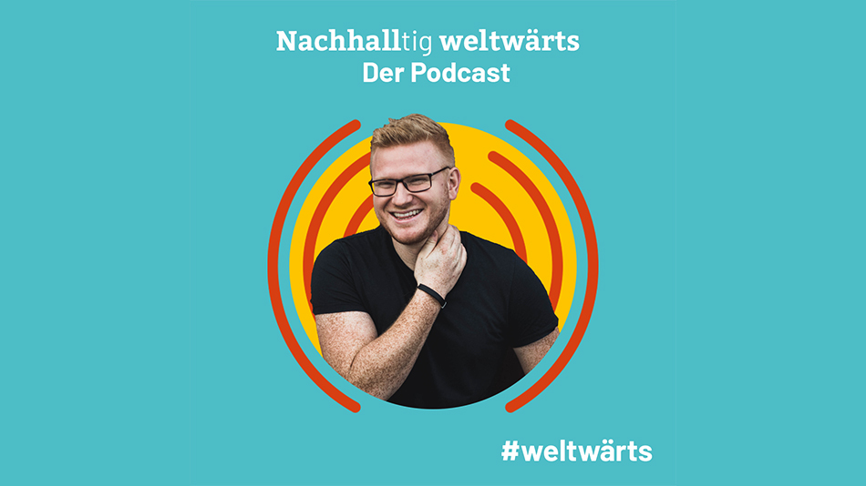 Der Podcast Moderator Mathias Herwix und die Schrift Nachhalltig weltwärts Der Podcast #weltwärts