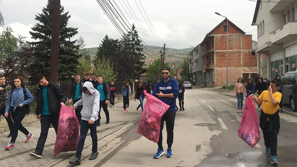 Hier ist Mats beim Müll sammeln zu sehen bei seinem Freiwilligendienst im Kosovo in Europa.