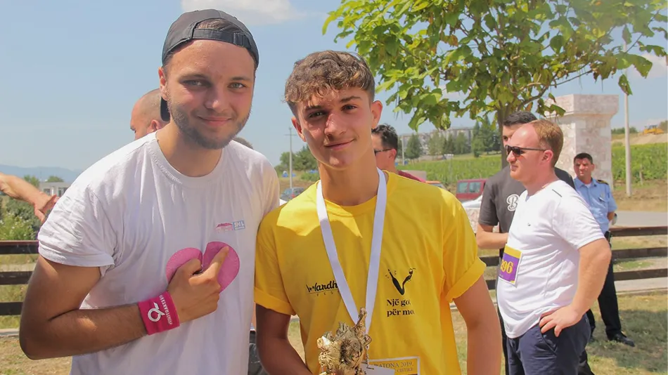Hier ist Mats zu sehen bei seinem Freiwilligendienst im Kosovo in Europa. An seinem Einsatzplatz "Jugend und Freiwilligenzentrum" werden vielfältige Angebote für Jugendliche vor Ort angeboten: z.B. beim Sport wie auf dem Bild zu sehen.