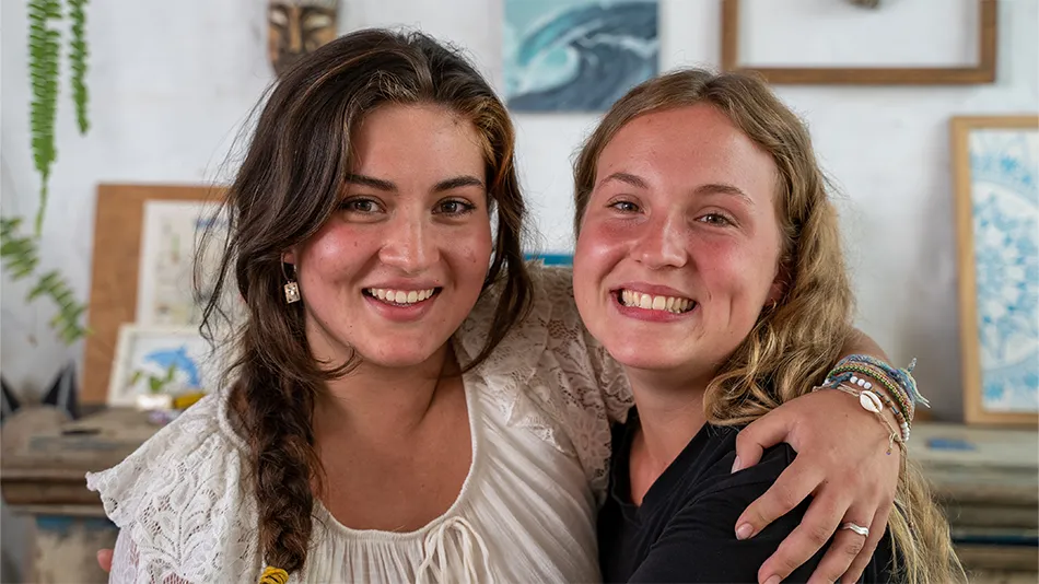 Ein Auslandsjahr nach dem Abi. Auf dem Foto sind die beiden weltwärts-Freiwilligen Lorena und Ljubinka zu sehen, die mit dem Welthaus Bielefeld nach Peru gereist sind.