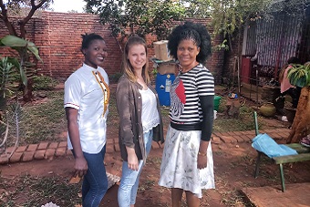 Laura Stertenbrink (Mitte) mit Bridget Lakion (links) und Glory Akim (rechts), die in der Aufsicht und Produktion von Taste of Malawie .V. arbeiten.