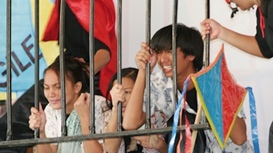 Bild von Jugendlichen hinter Gitterstäben