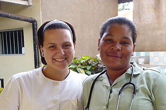 Lisa in einer kleinen Krankenstation der Diözese Moshi mit einer Kollegin.